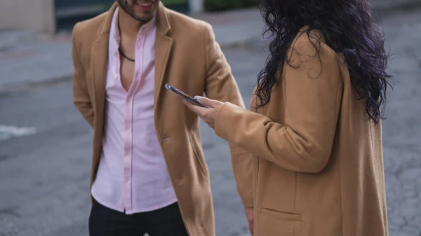 Jóvenes Amantes Disfrutando Paseo Por Ciudad — Foto de Stock