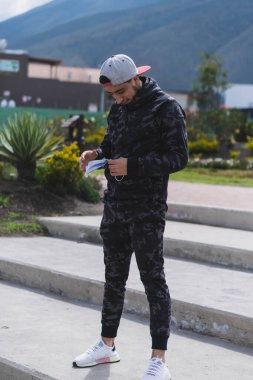 Parkta egzersiz yapmaya hazırlanıyorum..