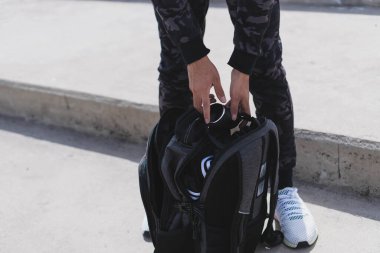 Spor yapmak için giysi ve aksesuarlarla dolu bir sırt çantası..