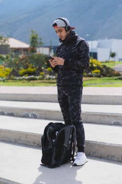 Genç adam farklı egzersizler yapmak ve ilham almak için müzik dinliyor..