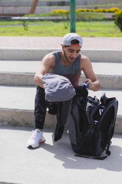 Spor yapmak için giysi ve aksesuarlarla dolu bir sırt çantası..