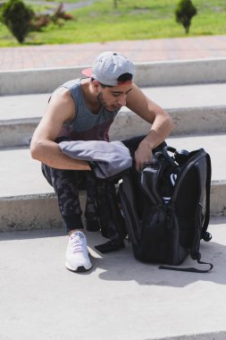 Spor yapmak için giysi ve aksesuarlarla dolu bir sırt çantası..