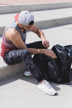 Spor yapmak için giysi ve aksesuarlarla dolu bir sırt çantası..