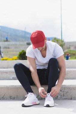 Parkta egzersiz yapmaya hazırlanıyorum..