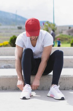 Parkta egzersiz yapmaya hazırlanıyorum..