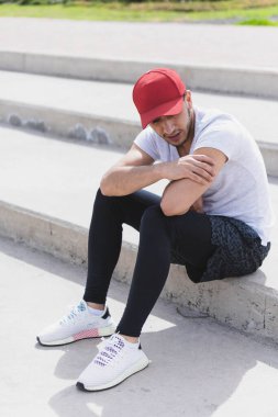 Parkta egzersiz yapmaya hazırlanıyorum..