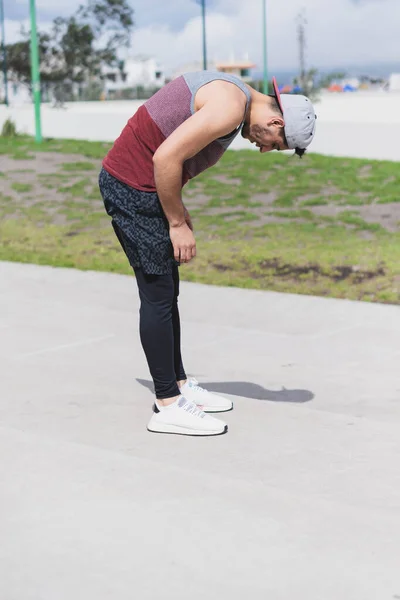 Jovem Fazendo Diferentes Exercícios Aquecimento Cardio Parque — Fotografia de Stock