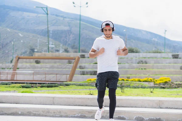 Jovem Fazendo Diferentes Exercícios Aquecimento Cardio Parque — Fotografia de Stock