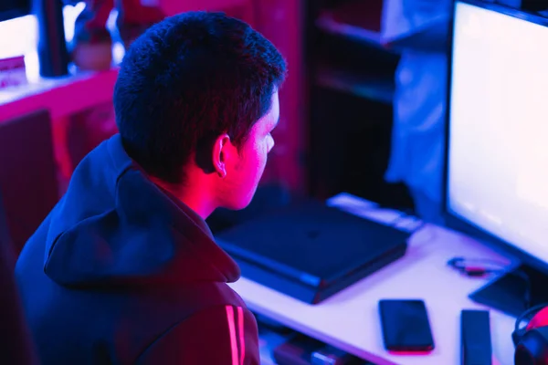 Νεαρός Κάνει Ένα Live Video Game Sharing Online Διαφορετικές Πλατφόρμες — Φωτογραφία Αρχείου