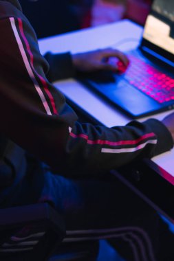 Video oyunu zamanı ve internet akışı. pc oyun ve oyun konsolu ile.