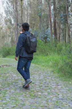 Ormanda yürüyen genç adam selfie çekiyor. Arkadaşlarına göstermek için..
