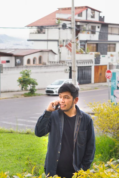 Jovem Caminhando Floresta Tirando Selfies Para Mostrar Aos Teus Amigos — Fotografia de Stock