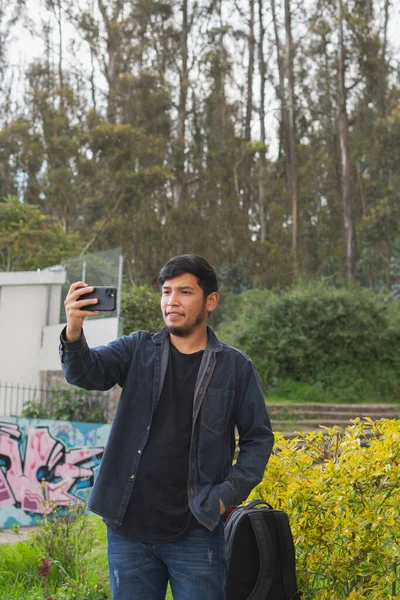 Jovem Caminhando Floresta Tirando Selfies Para Mostrar Aos Teus Amigos — Fotografia de Stock