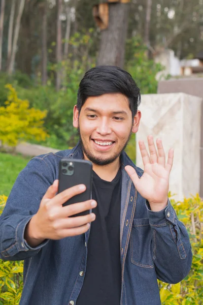 Jovem Caminhando Floresta Tirando Selfies Para Mostrar Aos Teus Amigos — Fotografia de Stock