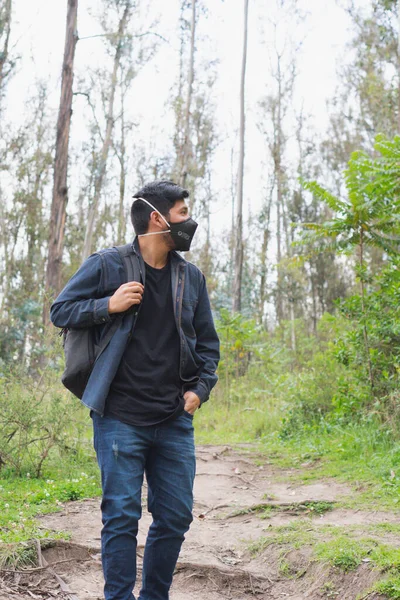 Młody Człowiek Spacerujący Lesie Plecakiem Telefonem Robieniem Zdjęć — Zdjęcie stockowe