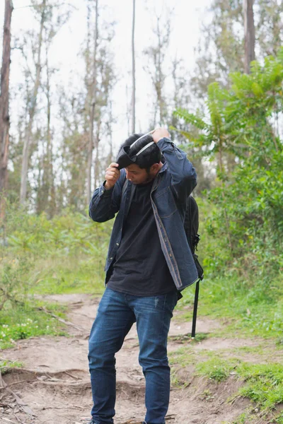 Młody Człowiek Spacerujący Lesie Plecakiem Telefonem Robieniem Zdjęć — Zdjęcie stockowe