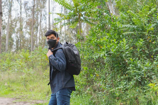 Jovem Andar Floresta Com Sua Mochila Telefone Celular Gravando Tirando — Fotografia de Stock