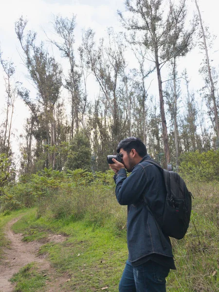Joven Caminando Por Bosque Con Mochila Teléfono Celular Grabando Tomando —  Fotos de Stock