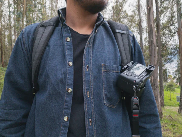 Jovem Tirando Fotos Com Sua Câmera Enquanto Caminha Pela Floresta — Fotografia de Stock
