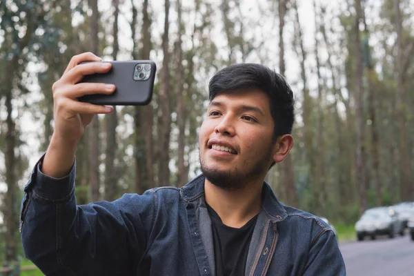 Jovem Andar Floresta Com Sua Mochila Telefone Celular Gravando Tirando — Fotografia de Stock