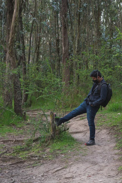 Fiatalember Sétál Erdőben Hátizsákjával Mobiltelefonjával Fotózással — Stock Fotó