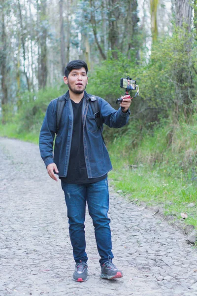 Młody Człowiek Spacerujący Lesie Robi Sobie Selfie Pokazać Przyjaciołom — Zdjęcie stockowe