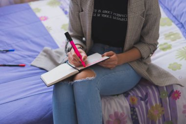 Günlüğüne yazan genç bir kadın. Düşüncelerin ve fikirlerin.