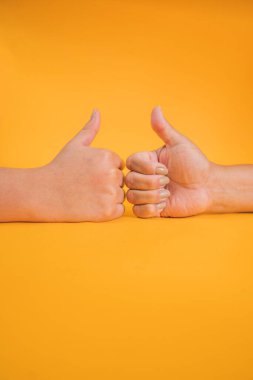 Anne ve kızın el ele tutuşması kavramı temasta bulunmak için yayıldı.