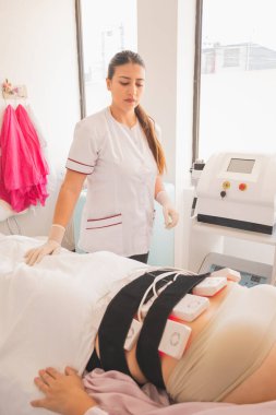 Genç kadın, Spa 'da vücuduna bakmak için gününü gün ediyor. Tedbirlerin azaltılması için farklı prosedürler uygulanması.