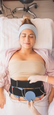 Genç kadın, Spa 'da vücuduna bakmak için gününü gün ediyor. Tedbirlerin azaltılması için farklı prosedürler uygulanması.