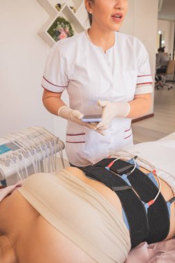 Genç kadın, Spa 'da vücuduna bakmak için gününü gün ediyor. Tedbirlerin azaltılması için farklı prosedürler uygulanması.