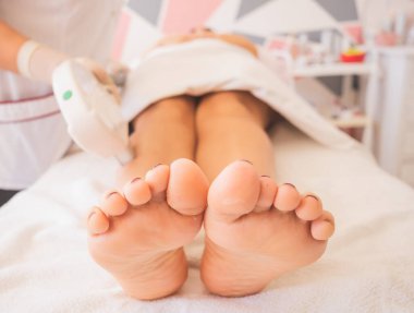 Genç kadın, Spa 'da vücuduna bakmak için gününü gün ediyor. Tedbirlerin azaltılması için farklı prosedürler uygulanması.