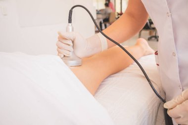 Genç kadın, Spa 'da vücuduna bakmak için gününü gün ediyor. Tedbirlerin azaltılması için farklı prosedürler uygulanması.