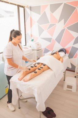 Genç Kadın Spa 'da bir günün tadını çıkarıyor. Cildinizin ve yüzünüzün bakımı için farklı tedaviler uyguluyorsunuz..