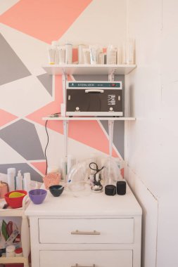 Genç Kadın Spa 'da bir günün tadını çıkarıyor. Cildinizin ve yüzünüzün bakımı için farklı tedaviler uyguluyorsunuz..