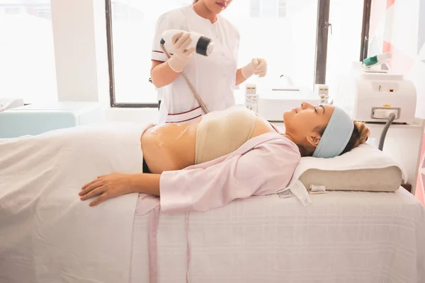 Jovencita Disfrutando Día Spa Para Cuidar Cuerpo Aplicación Diferentes Procedimientos — Foto de Stock