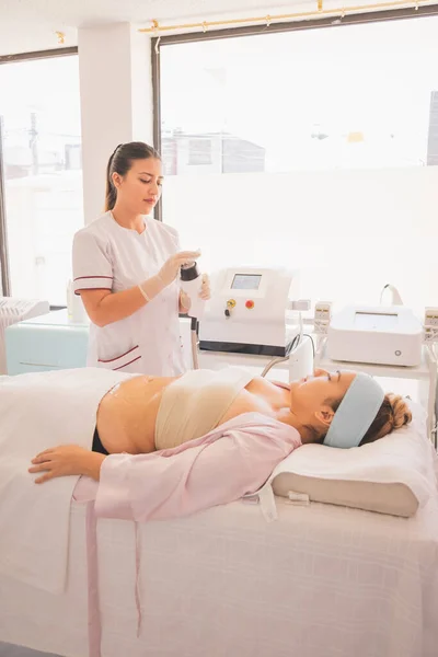 Joven Mujer Disfrutando Día Spa Realizar Diferentes Tratamientos Para Cuidado — Foto de Stock