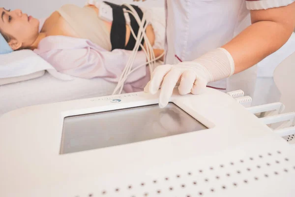 Jovencita Disfrutando Día Spa Para Cuidar Cuerpo Aplicación Diferentes Procedimientos — Foto de Stock