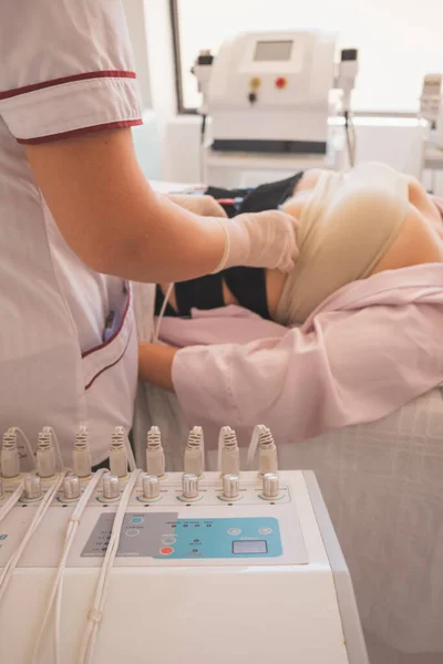 年轻女人在温泉享受一天 照顾她的身体 执行不同的减少措施程序 — 图库照片