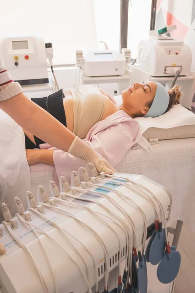 Jovencita Disfrutando Día Spa Para Cuidar Cuerpo Aplicación Diferentes Procedimientos — Foto de Stock