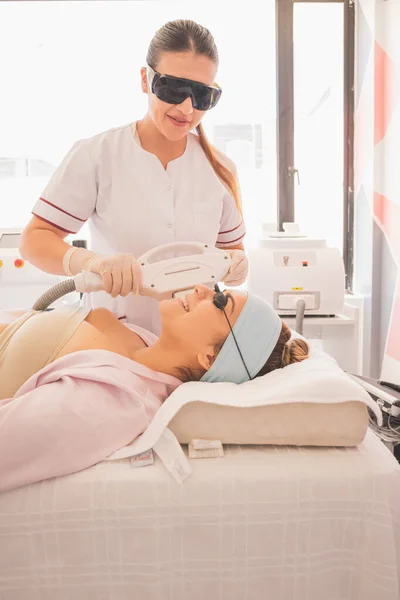 Jovencita Disfrutando Día Spa Para Cuidar Cuerpo Aplicación Diferentes Procedimientos — Foto de Stock