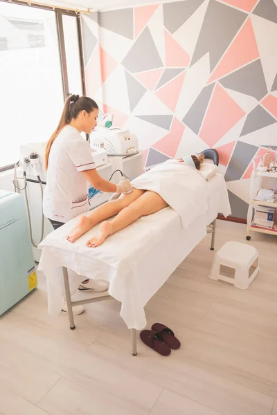 年轻女人在温泉享受一天 照顾她的身体 执行不同的减少措施程序 — 图库照片