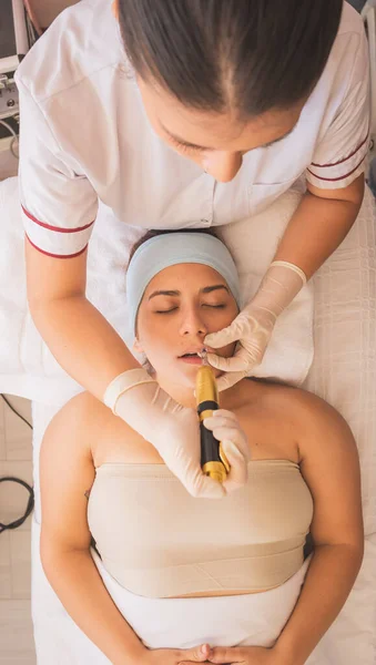 年轻女人在温泉享受一天的快乐 为护理你的皮肤和脸部提供不同的治疗 — 图库照片