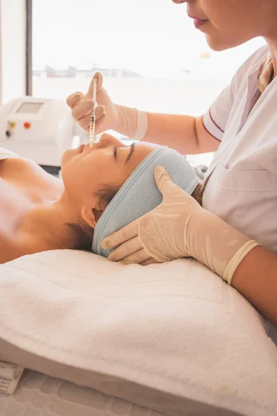 Giovane Donna Che Gode Giorno Alle Terme Esecuzione Diversi Trattamenti — Foto Stock