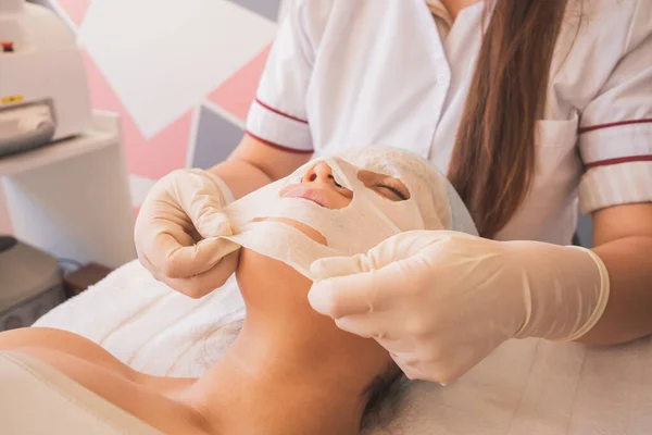 Giovane Donna Che Gode Giorno Alle Terme Esecuzione Diversi Trattamenti — Foto Stock