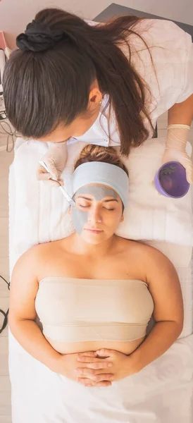 Joven Mujer Disfrutando Día Spa Realizar Diferentes Tratamientos Para Cuidado — Foto de Stock