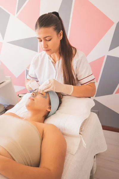 Joven Mujer Disfrutando Día Spa Realizar Diferentes Tratamientos Para Cuidado — Foto de Stock