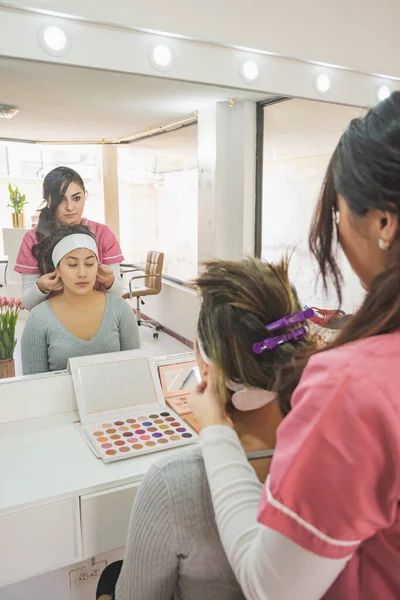年轻女人正准备化装准备参加一个特别的活动 在化妆品中心享受这一天 — 图库照片