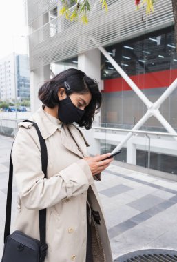 Genç iş kadını ajandasını düzenliyor ve tüm tanıdıklarına mesajlar gönderiyor onlarla konuşmak ve farklı hikayeler paylaşmak için..
