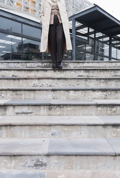 Una Donna Che Lascia Incontro Affari Godersi Pomeriggio Passeggiare Città — Foto Stock